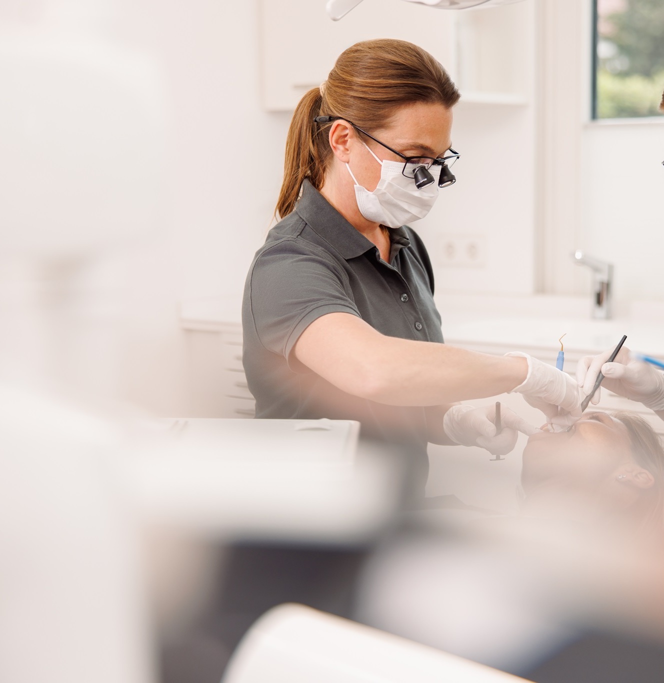 Prophylaxe-Mitarbeiterin während einer Individualprophylaxe